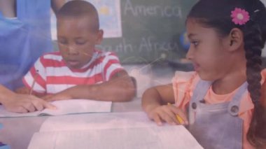 Çeşitli öğrenci grupları ve bayan öğretmenler arasındaki bağlantı ağının animasyonu. eğitim ve öğrenme kavramı dijital olarak oluşturulmuş video.