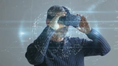 Animation of globe of connections over caucasian man using vr headset. global technology, connections and digital interface concept digitally generated video.