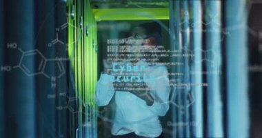 Sunucu odasındaki Afro-Amerikan kadın çalışanın veri işleme animasyonu. Küresel iş ve dijital arayüz kavramı dijital olarak oluşturulmuş video.