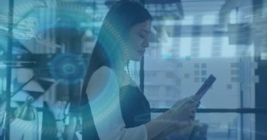 Ofiste tablet kullanan Asyalı iş kadınının veri işleme animasyonu. Küresel iş ve dijital arayüz kavramı dijital olarak oluşturulmuş video.