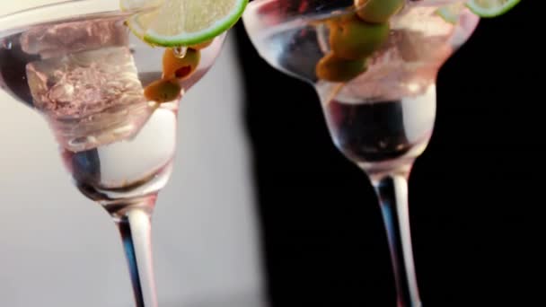 Videó Egy Pohár Martiniről Fehér Fekete Háttérrel Buli Ünneplés Bár — Stock videók