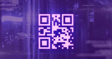 Sunucu odasında qr kodu ve veri işleme animasyonu. Küresel bilim, bağlantılar, veri işleme ve dijital arayüz kavramı dijital olarak oluşturulmuş video.