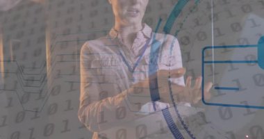 Sunucu odasındaki çeşitli işçiler üzerinde veri işleme animasyonu. küresel iş ve dijital arayüz kavramı dijital olarak oluşturulmuş video.