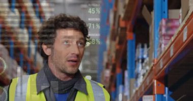 Depodaki beyaz erkek işçinin veri işleme animasyonu. Küresel iş ve dijital arayüz kavramı dijital olarak oluşturulmuş video.