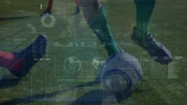 Spor sahasında farklı erkek futbolcuların bacaklarının üzerinde veri işleme animasyonu. profesyonel futbol eğitimi, spor, veri işleme ve dijital arayüz kavramı dijital olarak oluşturulmuş video. p