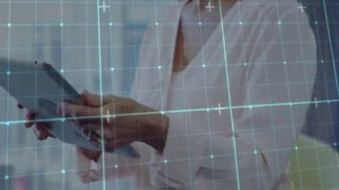 Tablet kullanan beyaz kadın doktorun elleri üzerinde dijital ekranın animasyonu. Sağlık, tıp ve teknoloji konsepti dijital olarak üretilen video.