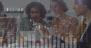 Çeşitli insan grupları üzerinde veri işleme animasyonu. küresel bilim, bağlantılar, veri işleme ve dijital arayüz kavramı dijital olarak oluşturulmuş video.