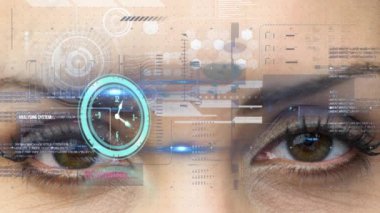 Dijital arayüzün kadın gözü üzerindeki animasyonu. küresel bilim, bağlantılar, veri işleme ve dijital arayüz kavramı dijital olarak oluşturulmuş video.