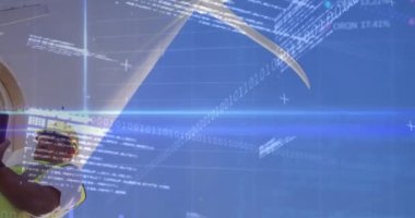 Tabletli ve rüzgar türbinli iki ırklı adamın veri işleme animasyonu. yeşil enerji, eko gücü, finans ve teknoloji konsepti dijital olarak oluşturulmuş video.