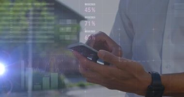 Akıllı telefon kullanan beyaz iş adamının istatistik ve veri işleme animasyonu. küresel veri işleme, bağlantılar ve dijital olarak oluşturulan iş konsepti.