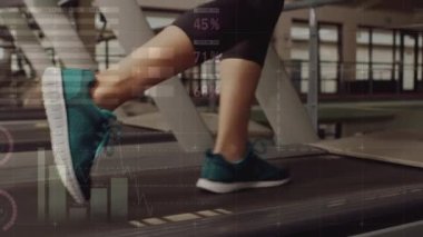 Çalışan kişi üzerinden finansal veri işleme animasyonu. Küresel spor, veri işleme ve dijital arayüz kavramı dijital olarak oluşturulmuş video.