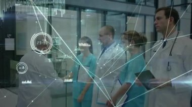 Beyaz kadın ve erkek doktorların el sıkıştığı grupla olan bağlantılarının canlandırılması. sağlık, tıp, bağlantılar ve teknoloji konsepti dijital olarak oluşturulmuş video.