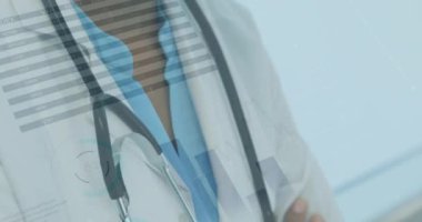 Gülümseyen melez kadın doktorun veri işleme animasyonu. küresel tıp ve dijital arayüz kavramı dijital olarak üretilen video.