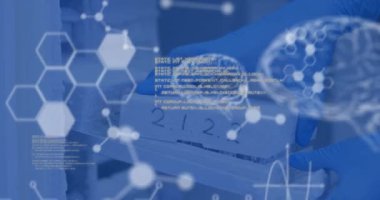 Laboratuvardaki bilim adamının üzerinde bilimsel veri işleme animasyonu. eğitim ve öğrenme kavramı dijital olarak oluşturulmuş video.