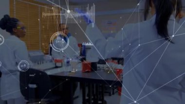 Laboratuvarda konuşan çeşitli bilim adamları üzerinden bağlantı ağının animasyonu. küresel bilim ve dijital arayüz kavramı dijital olarak oluşturulmuş video.