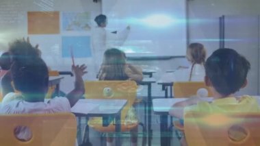 Çeşitli öğrenci gruplarında bayan öğretmenle birlikte ekranların oynatılması. eğitim ve öğrenme kavramı dijital olarak oluşturulmuş video.