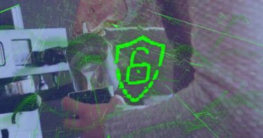 Kahveci üzerinden dijital arayüz animasyonu kahve yapıyor. Dijital olarak oluşturulmuş küresel bağlantılar, veri işleme ve dijital arayüz kavramı.