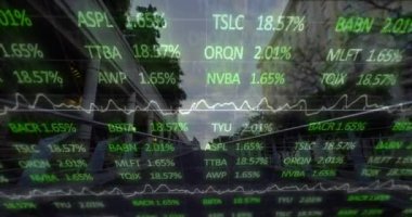 Şehir manzarası üzerinde finansal veri işleme animasyonu. küresel iş, finans ve veri işleme kavramı dijital olarak oluşturulmuş video.