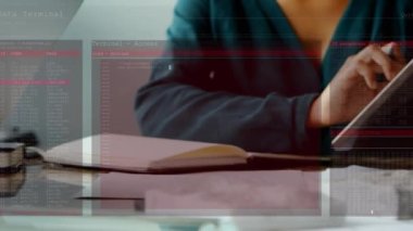 Elektronik cihazlar kullanan beyaz iş adamları üzerinden veri işleme animasyonu. küresel iş, bağlantılar ve veri işleme kavramı dijital olarak oluşturulmuş video.