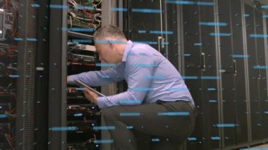 Beyaz iş adamının sunucu odasında veri işleme animasyonu. küresel iş, teknoloji ve dijital arayüz kavramı dijital olarak oluşturulmuş video.