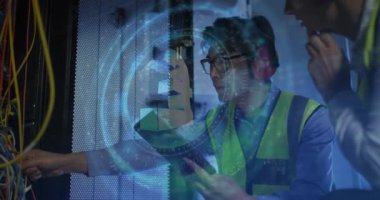 Veri işleme animasyonu ve sunucu odasındaki çeşitli işçileri ezmek. Küresel iş ve dijital arayüz kavramı dijital olarak oluşturulmuş video.