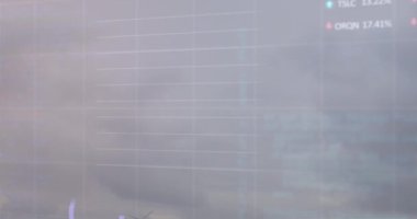 Rüzgar türbinleri üzerinde finansal veri işleme animasyonu. küresel çevre, sürdürülebilirlik, veri işleme ve dijital olarak üretilen iş konsepti.