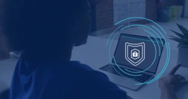 Ofiste dizüstü bilgisayar kullanan Afro-Amerikan iş kadını üzerindeki asma kilit ikonunun animasyonu. Küresel iş ve dijital arayüz kavramı dijital olarak oluşturulmuş video.