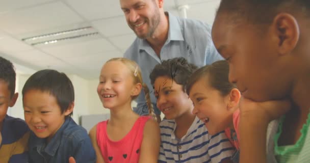 Animación Fórmulas Matemáticas Sobre Diversos Alumnos Profesores Escuela Aprendizaje Educación — Vídeo de stock