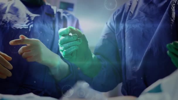 Сеть Связей Против Крупным Планом Хирургов Держащих Операционном Зале Медицинский — стоковое видео