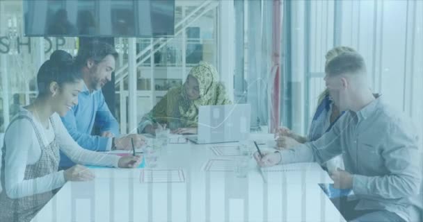 Animasi Pengolahan Data Keuangan Atas Beragam Orang Bisnis Kantor Global — Stok Video