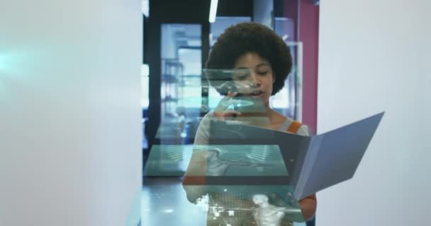 Animation Dna Strand Spinning African American Businesswoman Using Smartphone Office — Vídeo de Stock