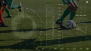 Spor sahasında farklı erkek futbolcuların bacaklarının üzerinde veri işleme animasyonu. profesyonel futbol eğitimi, spor, veri işleme ve dijital arayüz kavramı dijital olarak oluşturulmuş video.