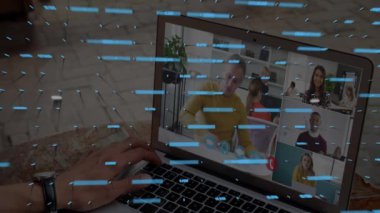 Dizüstü bilgisayar kullanan melez kadınlar üzerinden finansal veri işleme animasyonu. Dijital olarak oluşturulmuş küresel bağlantılar, veri işleme ve dijital arayüz kavramı.