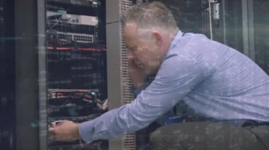 Beyaz iş adamlarının sunucu odasında hareket eden kolonların animasyonu. küresel teknoloji, veri işleme ve dijital arayüz kavramı dijital olarak oluşturulmuş video.