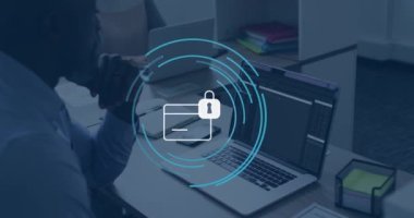 Ofiste dizüstü bilgisayar kullanan Afro-Amerikan iş adamının kredi kartı ikonu. Küresel iş ve dijital arayüz kavramı dijital olarak oluşturulmuş video.