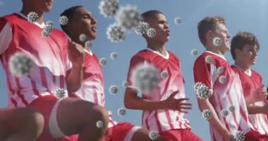 Çeşitli erkek rugby oyuncuları üzerinde egzersiz yapan virüs hücrelerinin animasyonu. covid 19 pandemik konsept sırasında dijital olarak üretilen video sporu.