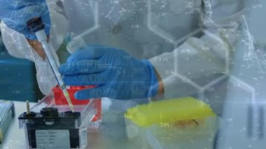 Laboratuvardaki beyaz bilim adamı üzerinde DNA ipliği ve veri işleme animasyonu. küresel bilim, veri işleme ve dijital arayüz kavramı dijital olarak oluşturulmuş video.