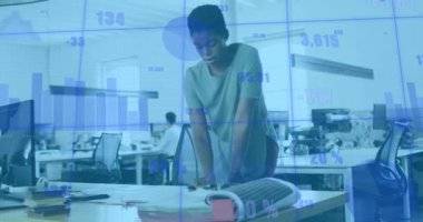 Ofiste çalışan çeşitli iş adamları üzerinde veri işleme animasyonu. küresel iş ve dijital arayüz kavramı dijital olarak oluşturulmuş video.