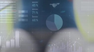 Kafkas sporcu kadın egzersizinde veri işleme animasyonu. global spor ve dijital arayüz konsepti dijital olarak oluşturulmuş video.