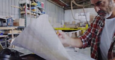 Marangozluk atölyesindeki kıdemli beyaz adamın finansal grafiklerinin animasyonu. Marangozluk, el işleri ve dijital olarak üretilen küçük işletme konsepti.