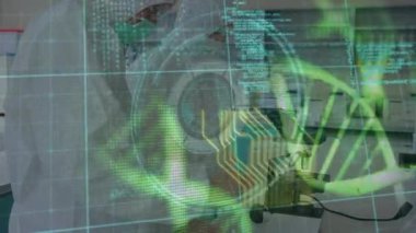 Bilgisayar devre kartının animasyonu, veri işleme ve laboratuvardaki çeşitli bilim adamlarının kapsamı. küresel bilim, veri işleme ve bağlantı konsepti dijital olarak oluşturulmuş video.