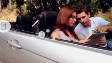 Arabasında gazete olan mutlu beyaz bir çiftin bağlantı ağının animasyonu. ağ, bağlantılar, iletişim, ulaşım ve seyahat konsepti dijital olarak oluşturulmuş video.