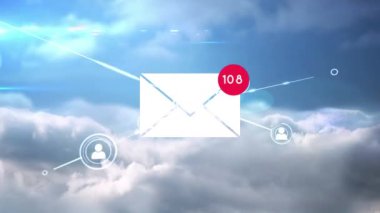 Bağlantılar ve bulutlu gökyüzü üzerine e-posta animasyonu. dijital arayüz, bağlantılar, teknoloji ve iletişim konsepti dijital olarak oluşturulmuş video.