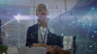 Çeşitli iş adamları üzerinde bağlantılar ve veri işleme ağının animasyonu. küresel iş, bağlantılar ve dijital arayüz konsepti dijital olarak oluşturulmuş video.