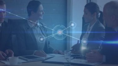 Kafkas iş adamlarının konuşmaları ve çalışmaları ile ilgili bağlantıların animasyonu. küresel iş, bağlantılar ve teknoloji konsepti dijital olarak oluşturulmuş video.