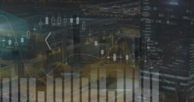 Şehir manzarası üzerinde finansal veri işleme animasyonu. küresel finansmanlar, veri işleme ve dijital arayüz kavramı dijital olarak oluşturulmuş video.