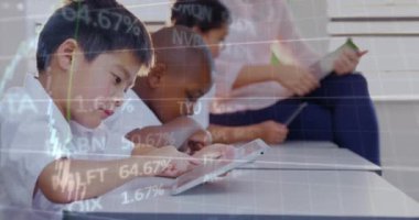 Çeşitli öğrenci grupları üzerinde finansal veri işleme animasyonu. eğitim ve öğrenme kavramı dijital olarak oluşturulmuş video.