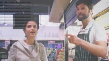 Finansal grafiklerin, marketteki mutlu beyaz erkek satıcı ve kadın müşteri üzerine animasyonu. ekonomi, finans, alışveriş ve dijital olarak üretilen küçük bağımsız iş konsepti.