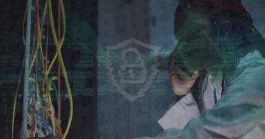 Sunucu odasındaki Afro-Amerikan kadın çalışanın veri işleme animasyonu. Küresel iş ve dijital arayüz kavramı dijital olarak oluşturulmuş video.