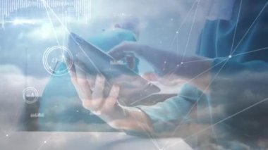 Tablet kullanan beyaz erkek doktor üzerinden bağlantı ağının animasyonu. küresel tıp, sağlık hizmetleri, araştırma ve ağlar konsepti dijital olarak oluşturulmuş video.